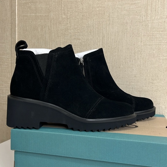 BRAND NEW IN BOX!! WOMENS TOMS MAUDE BLACK/BLACK SUEDE BOOTIES. SIZE 7.5 - Picture 1 of 10
